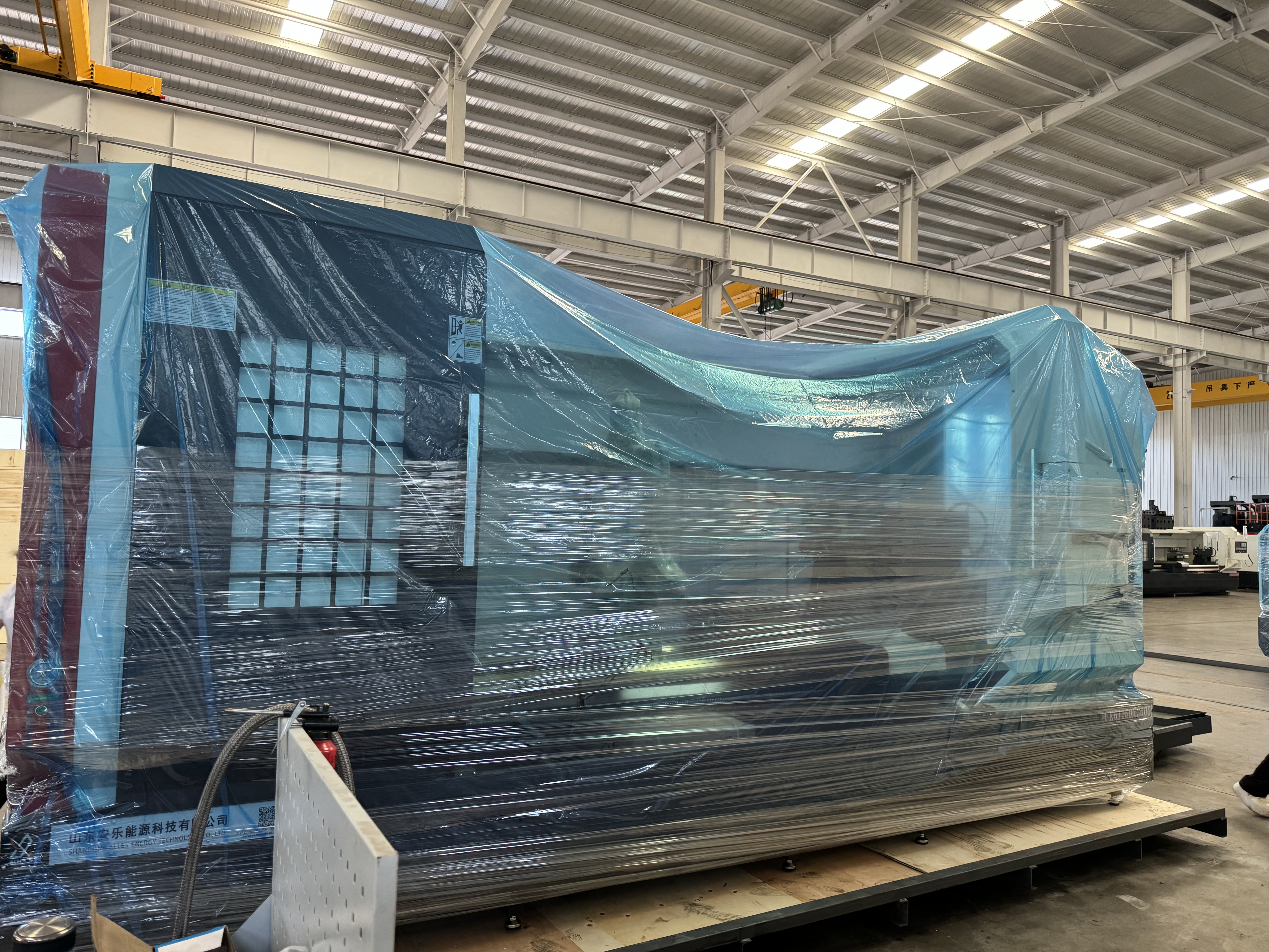 The CNC lathe ALCK61150X3000 was successfully packaged and sent to Russia to help multiple industries upgrade their technology