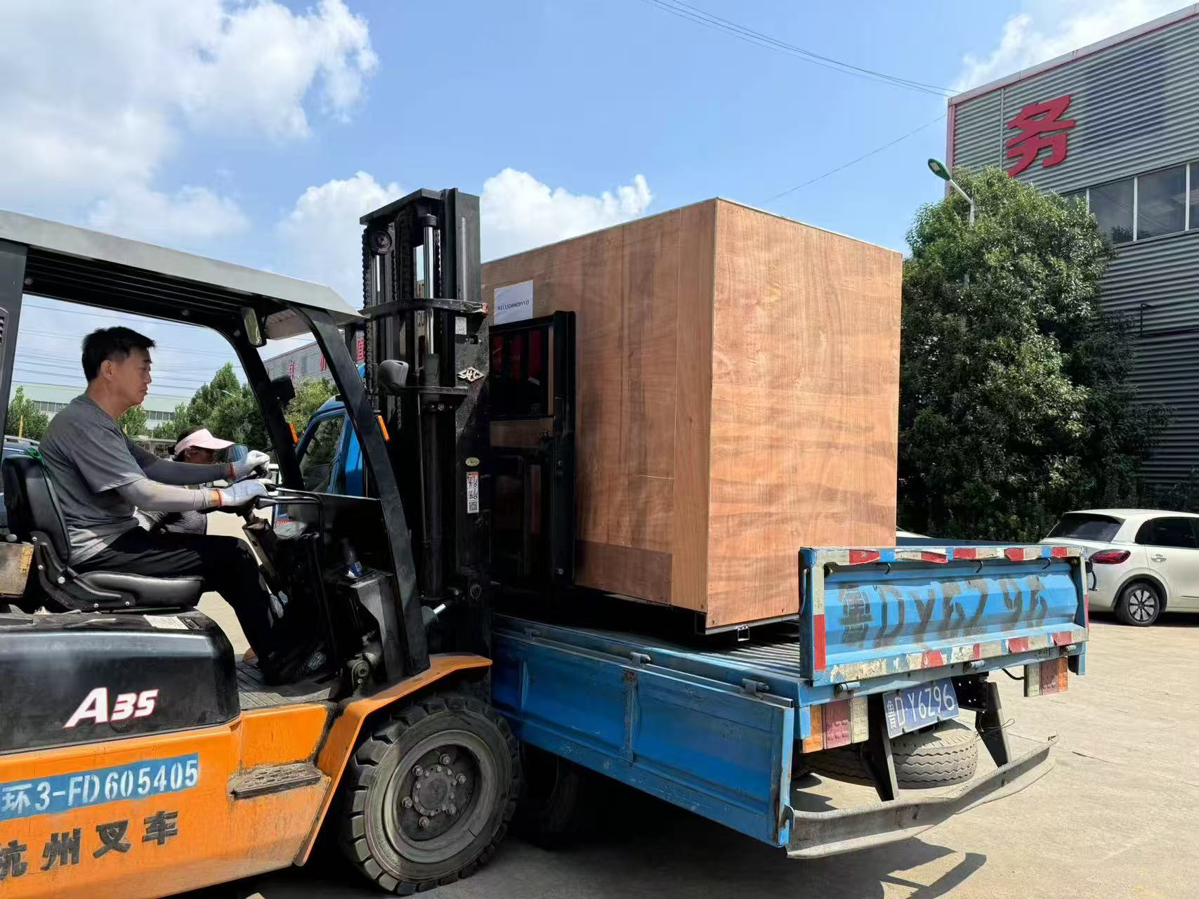 CNC lathe ALCK6150 is packed and shipped to Russia to help improve manufacturing technology