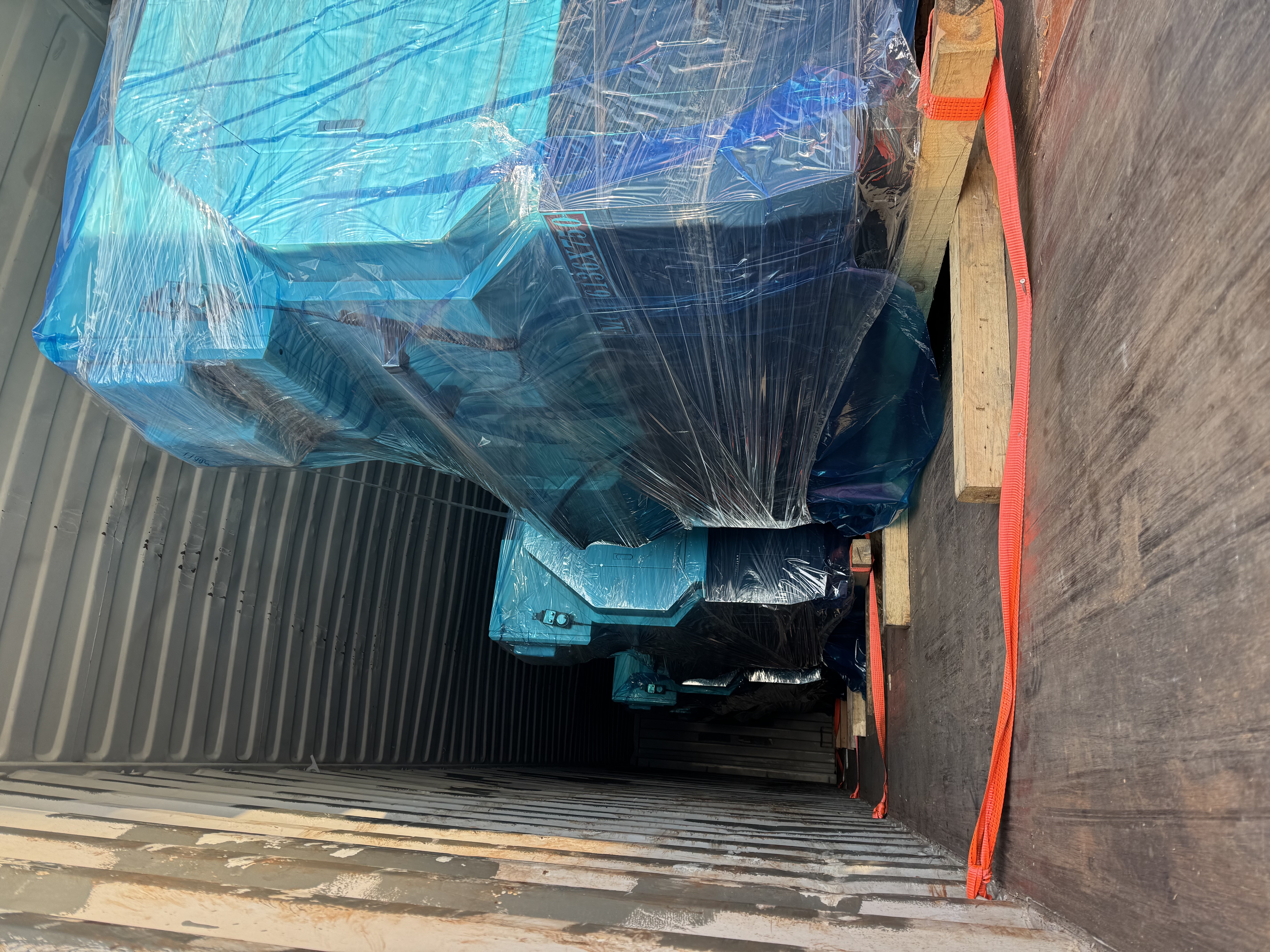 Four ALCK6136X750 CNC lathes were packed and shipped to Israel